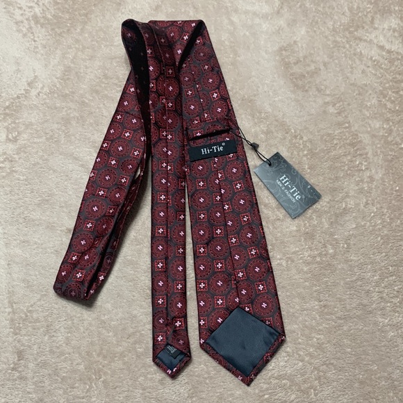 Tie NWT - Picture 2 of 3